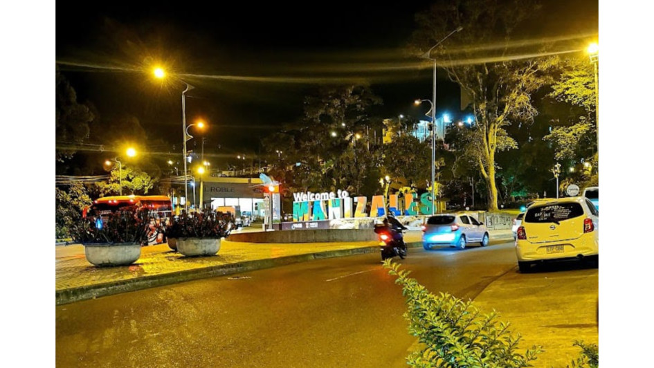 El accidente se presentó en el paso pompeyano sobre la vía entre el parque del Agua y la avenida del Centro de Manizales. Dos mujeres resultaron lesionadas. Una de ellas es fiscal.