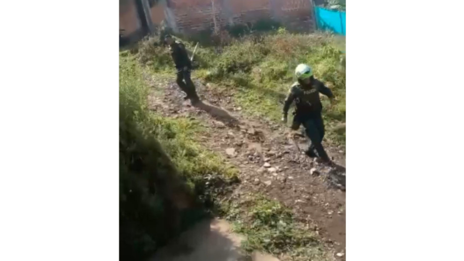 Los uniformados tuvieron que solicitar apoyo para contener a la gente que apoyaba a los presuntos jíbaros.