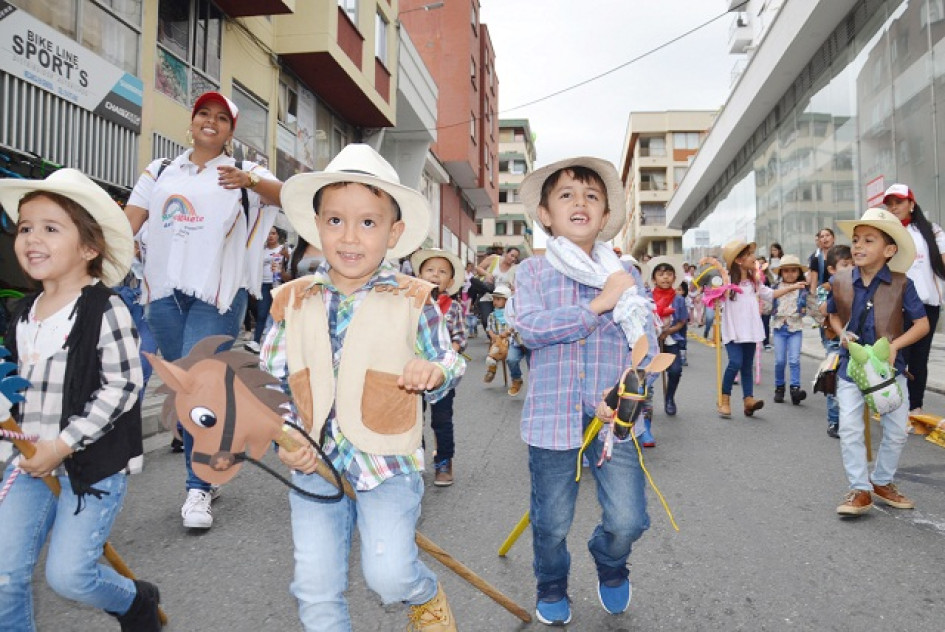 Desfile caballitos de madera en Armenia