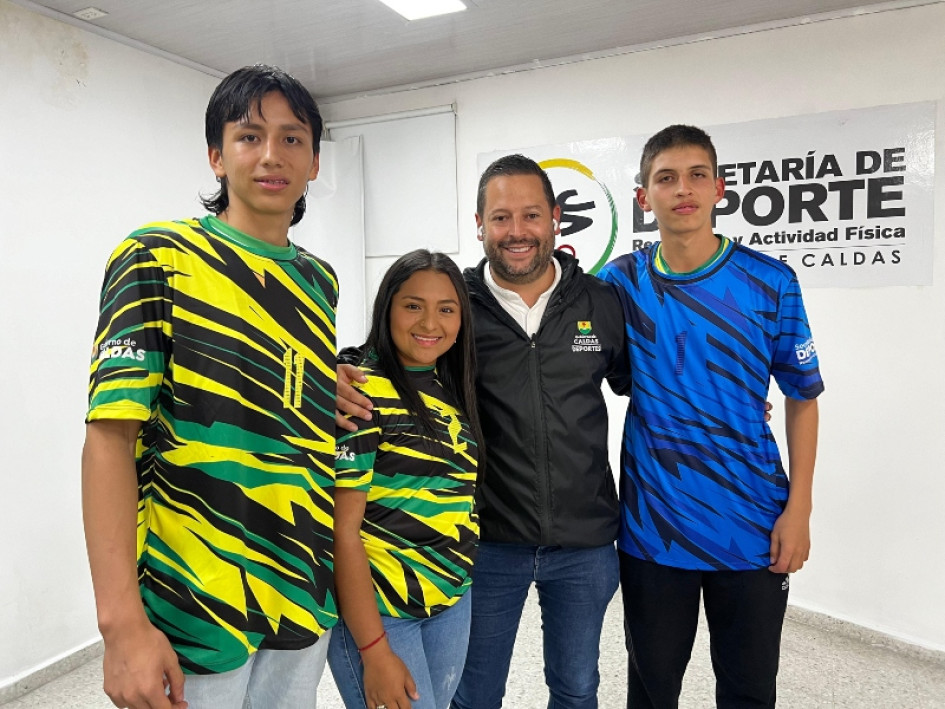 Andrés Duque, secretario de Deporte de Caldas, con jugadores del equipo de balonmano de Caldas. 