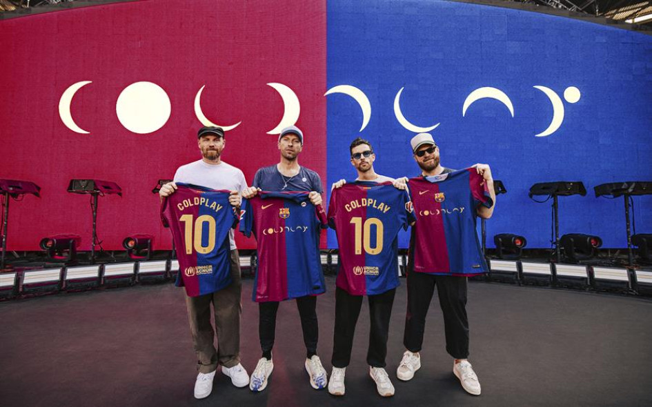 Los miembros de la banda Coldplay posan con las camisetas que el Barcelona lucirá con el logotipo del grupo británico.