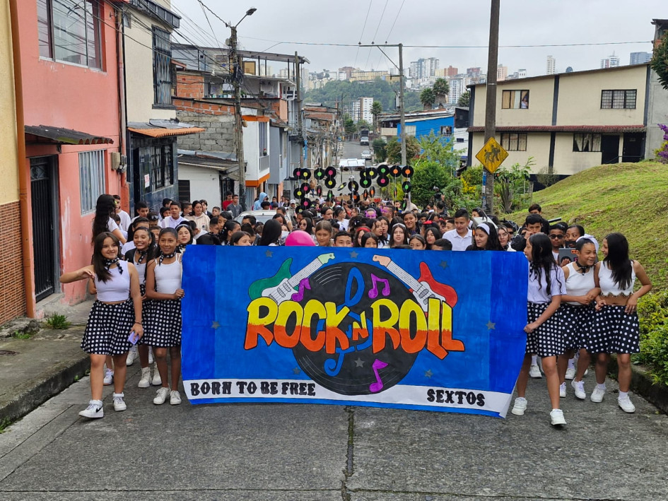Comparsa temática de rock and roll realizada por grados sextos del colegio Fe y Alegría La Paz.