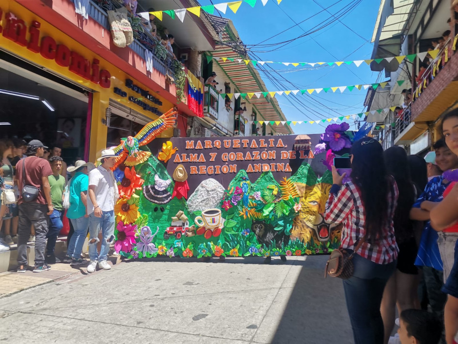 El desfile de comparsas se vivió en la mañana de este domingo 13 de octubre.