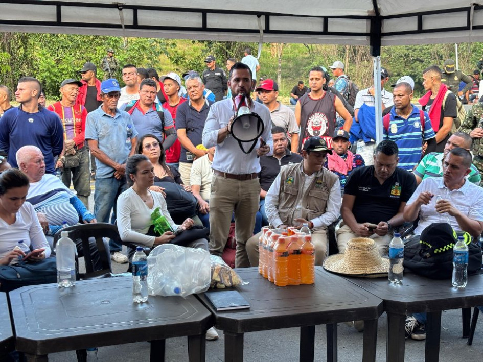 El paro minero se inició el pasado lunes en todo el país. En Caldas, los manifestantes tienen bloqueada la vía Manizales-Medellín. Este miércoles se reunieron con autoridades departamentales para evaluar el levantamiento del cierre.