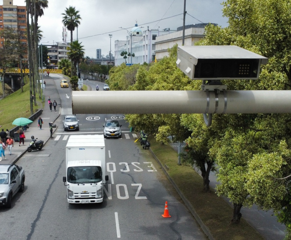 A partir los próximos días se empezarán a generar fotomultas en 14 puntos de Manizales. En la foto, el dispositivo instalado frente al Instituto Universitario, en la avenida Santander.