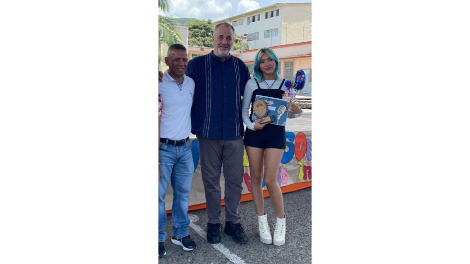 Kristal Celemín logró que el premio en la categoría juvenil se quedara en Chinchiná, recibió el trofeo del profesor Jorge Londoño (izq,) y del patrocinador Glenn Galindo.