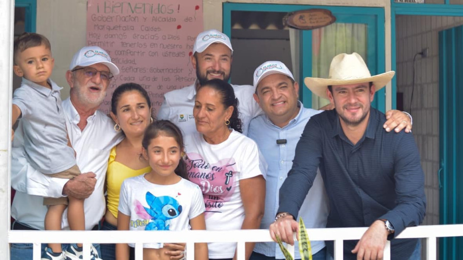 El exalcalde de Marquetalia Francisco Vélez (der.), que suena para lanzarse a la Cámara de Representantes, parece seguir muy vinculado a la Alcaldía.