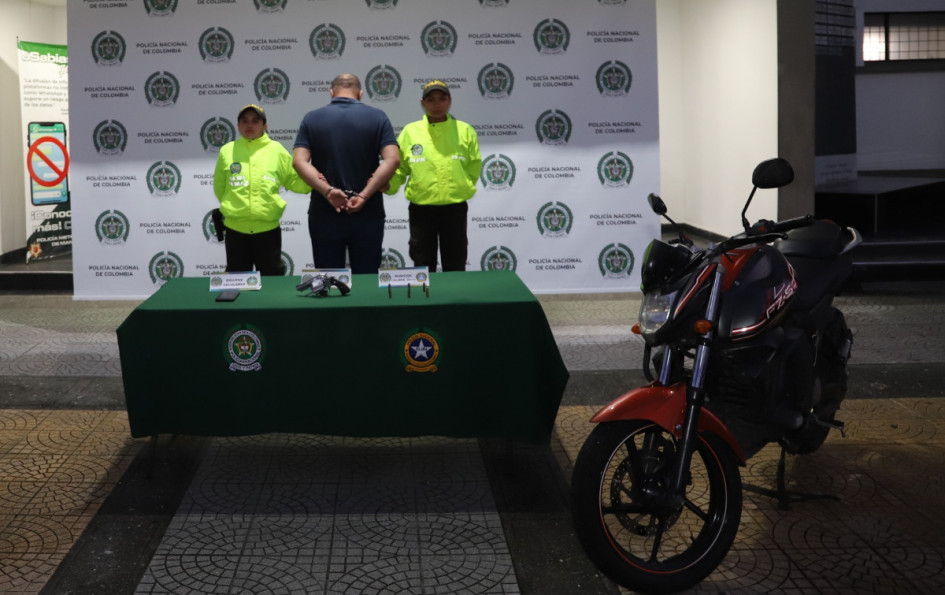 Al sujeto lo vencieron los nervios y le hallaron el arma escondida en la moto.