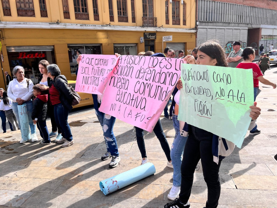 Habitantes del Alto del Naranjo se manifestaron ante la Alcaldía de Manizales contra la posible fusión de la escuela de la vereda con la I.E. Seráfico. La Administración dice que no hay ninguna decisión oficial.
