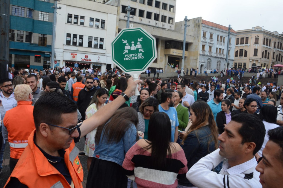 Cientos de personas se reunieron en la Plaza de Bolívar de Manizales, que fue el punto de encuentro luego del simulacro nacional de evaluación de este 2 de octubre. En los municipios del norte de Caldas también se unieron a la jornada.