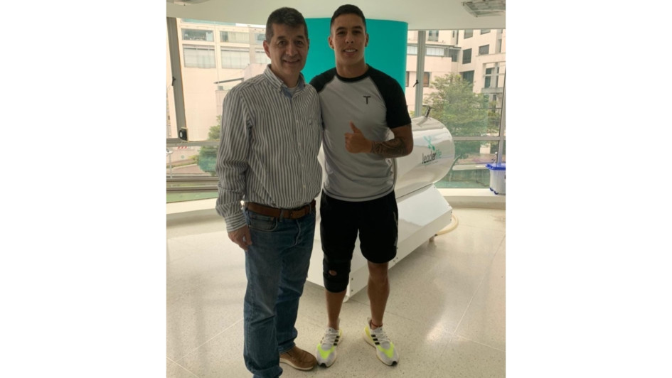 Mateo García (der.) con Juan Carlos Vasco, el ortopedista que lo revisó en Manizales.