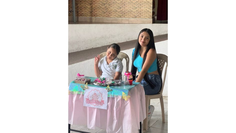 ​​​​​​​Madre e hija exhibieron sus tejidos.