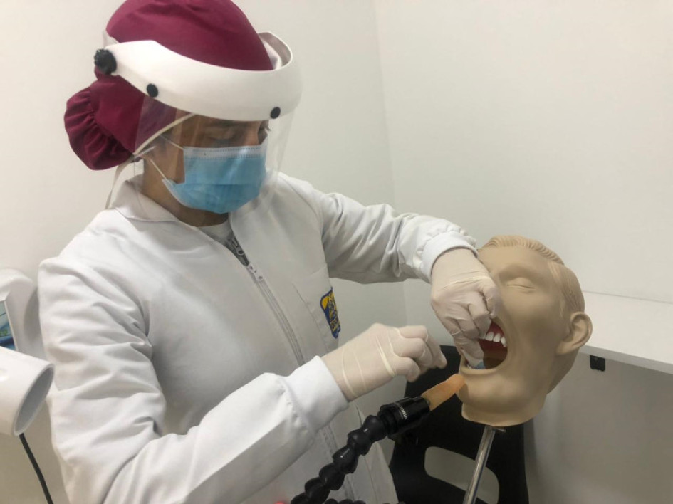 Los estudiantes de odontología cuentan con ambientes mediados por simulación.