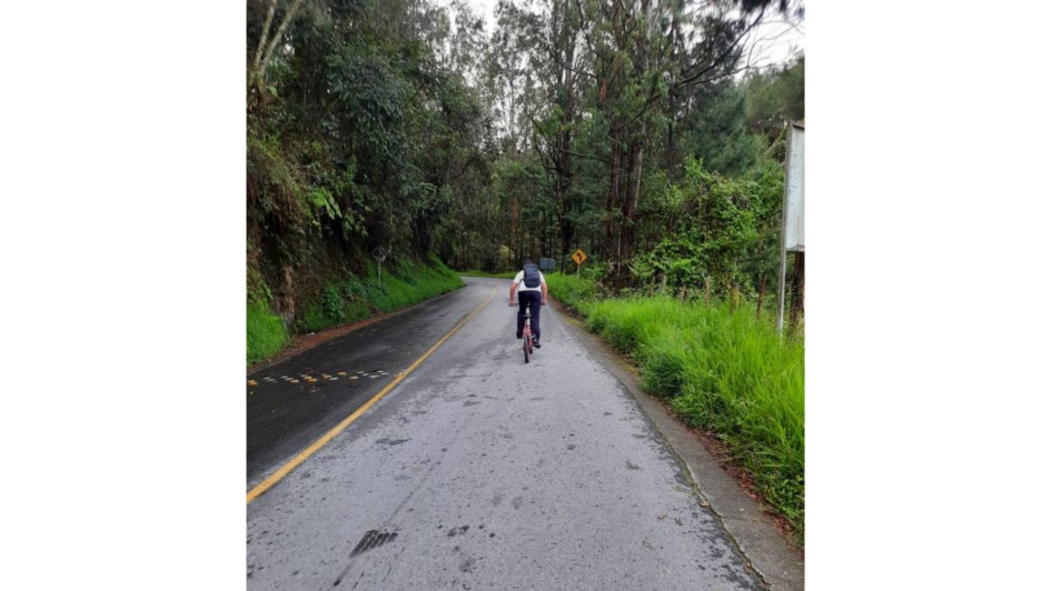 En bicicleta, en moto, en servicios de carro particulares o a pie. Así deben resolver comunidades educativas de Manzanares la falta de transporte escolar.