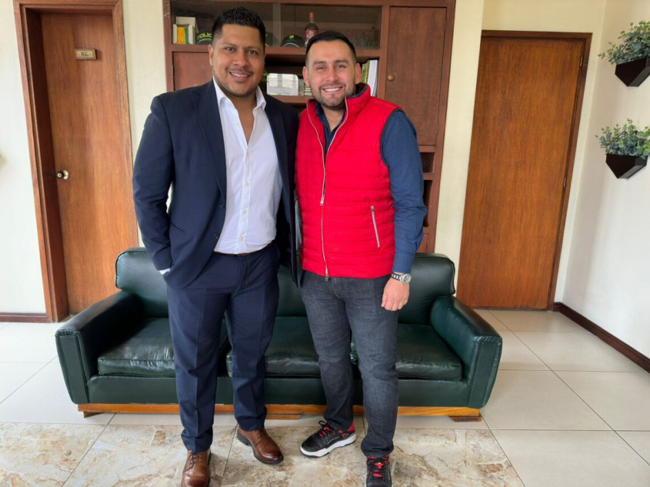 El nuevo director, Juan Sebastián Velasco con el secretario de Educación de Caldas, Luis Herney Vargas. 