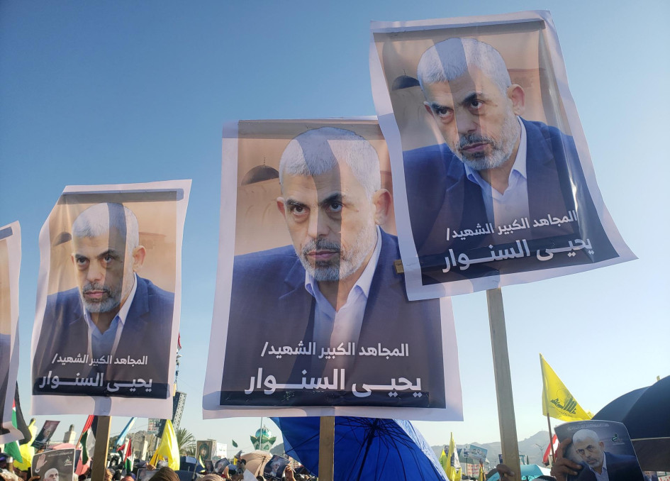 Los partidarios de los hutíes sostienen pancartas que muestran al fallecido líder de Hamás, Yahya Sinwar, durante una manifestación en solidaridad con el pueblo libanés y palestino.