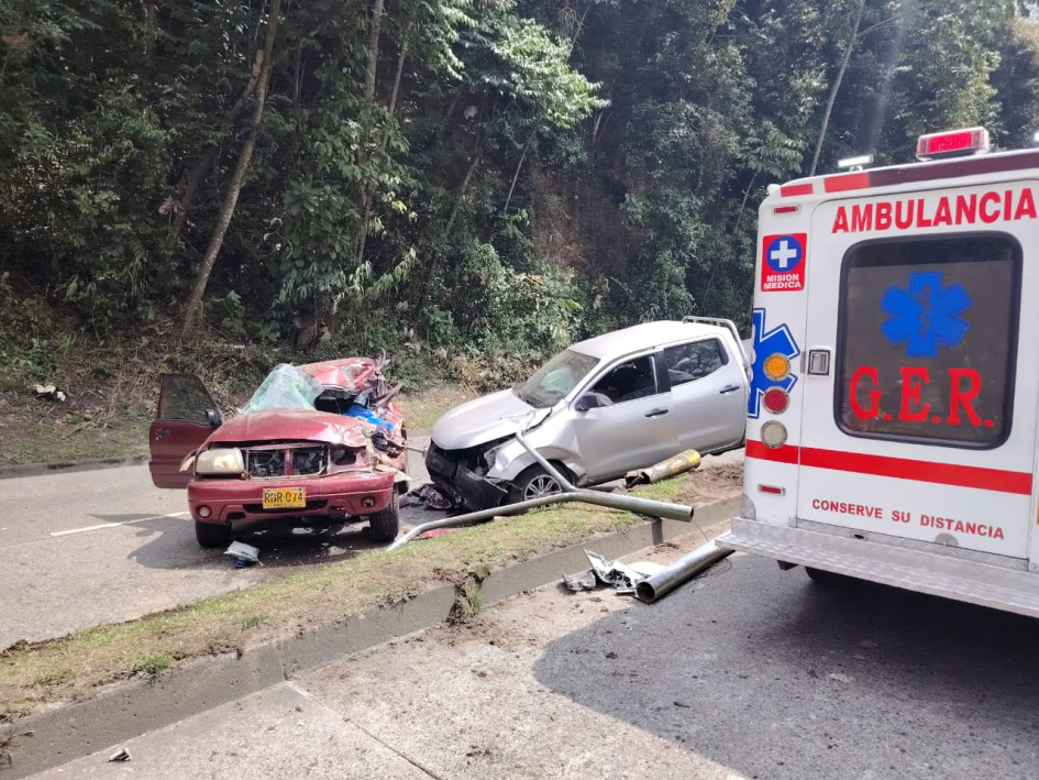 Los dos carros chocaron en el sector del vivero contiguo al Bosque Popular El Prado, de Manizales.