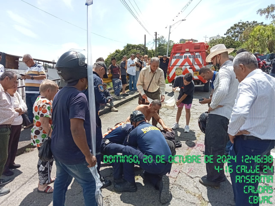 El conductor de la moto resultó herido y lo trasladaron a un hospital.