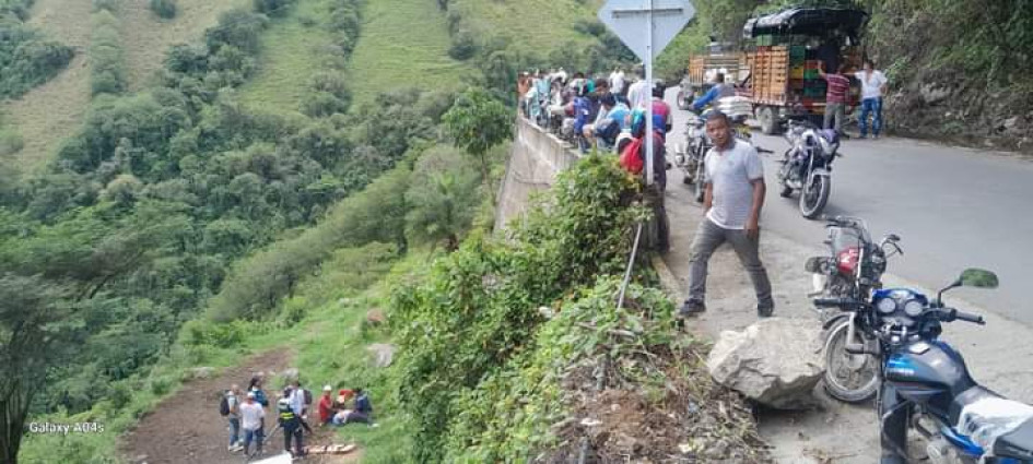 Una mujer sufrió lesiones tras rodar unos 8 metros en una motocicleta en la vía al Llano, de Marmato.