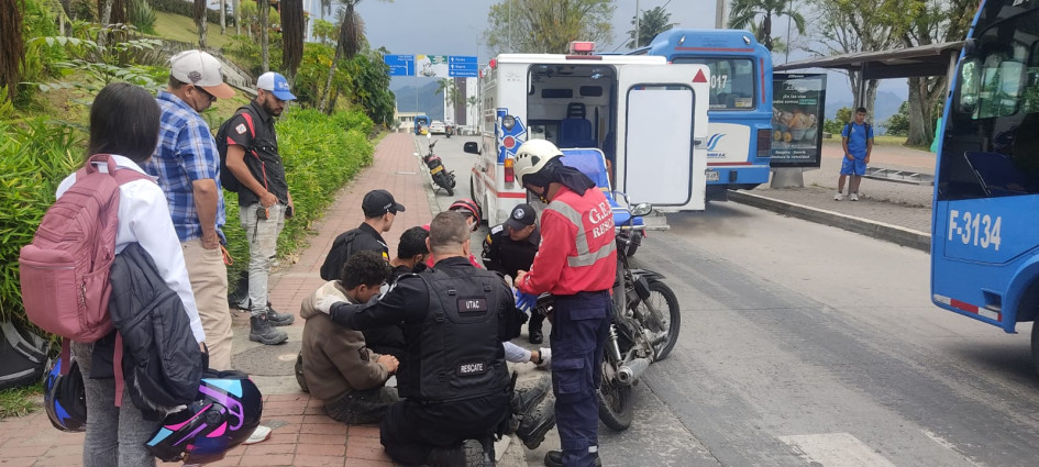 Dos personas resultaron lesionadas tras chocar en sus motos en Manizales.