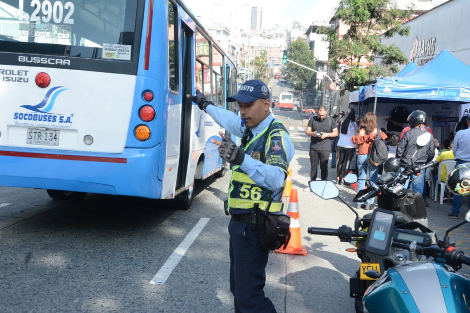 Agente de tránsito controlando el tráfico en Manizales