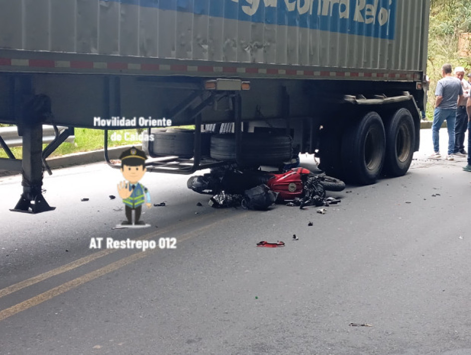 El conductor de la moto resultó lesionado.