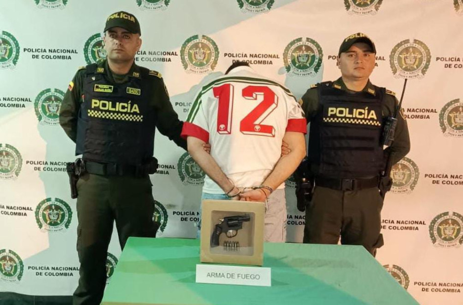 El capturado debe responder por porte ilegal de armas de fuego, pues transitaba con un revólver sin permiso para su tenencia.