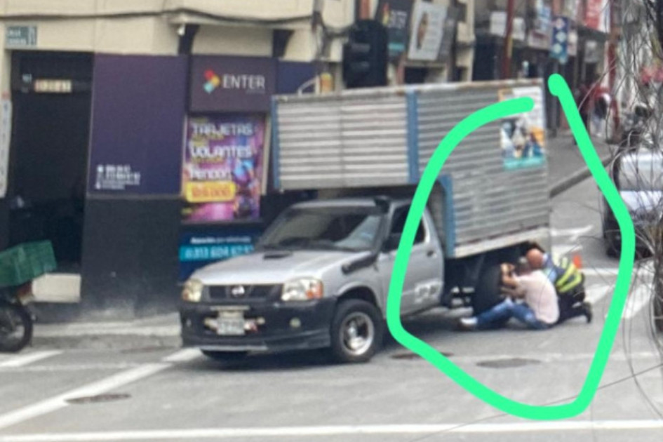 no dudó el pasado viernes en auxiliar a este conductor varado en el Centro de Manizales.