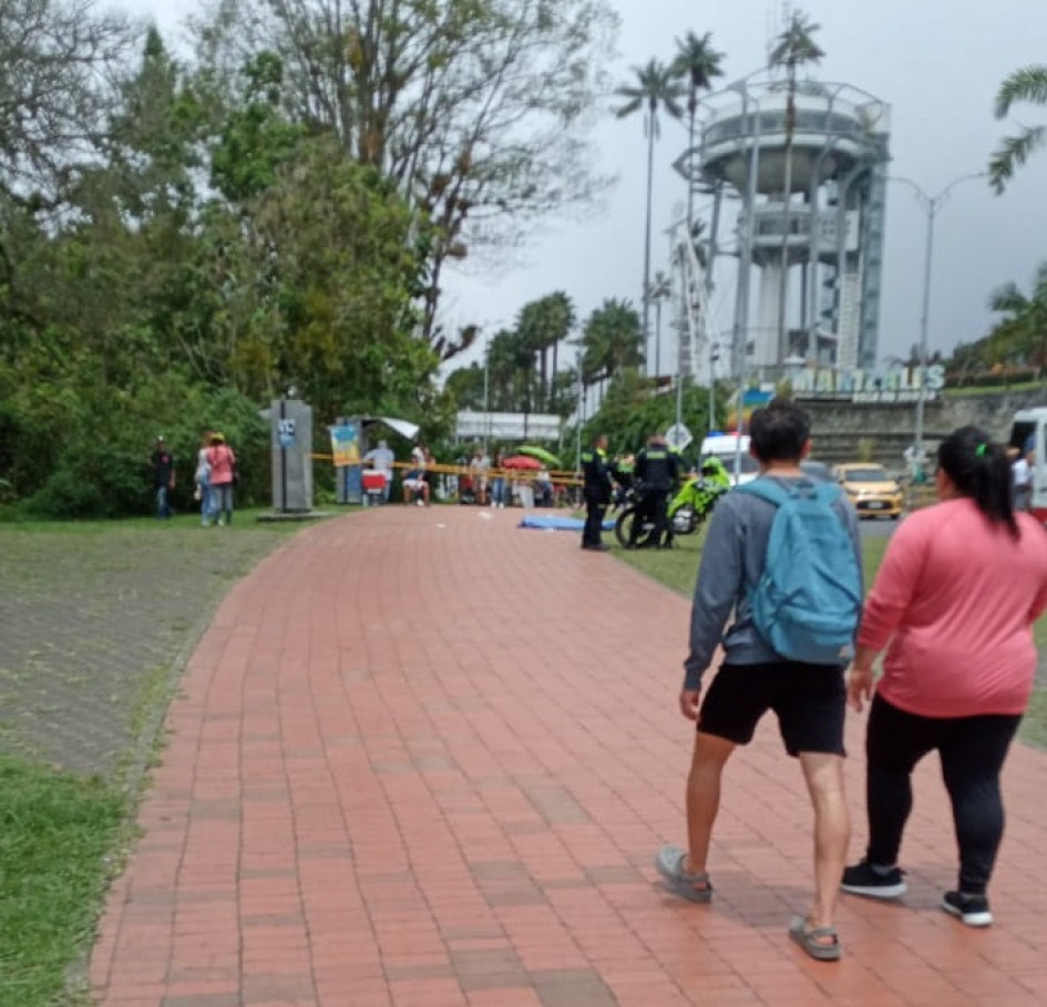 Ciudadanos reportaron la presencia de una persona desmayada. Aunque le prestaron primeros auxilios, murió posteriormente.