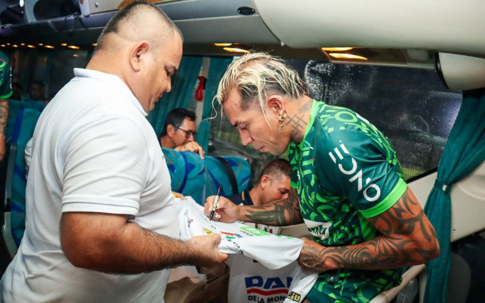 Dayro Moreno firmó camisetas en su visita a El Espinal, su tierra natal.