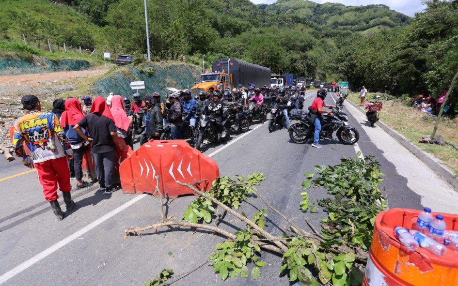 El paro minero tiene bloqueada desde el lunes la vía Manizales - Medellín, en el desvío a Marmato.