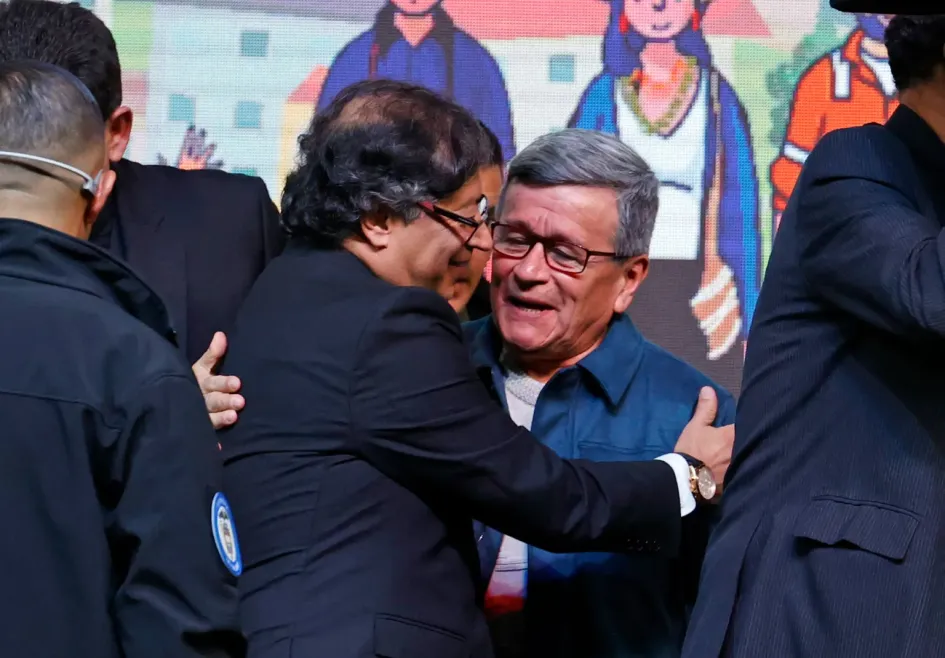 El presidente de Colombia, Gustavo Petro, y "Pablo Beltrán", jefe negociador del Ejército de Liberación Nacional (Eln), en el 2023 durante la instalación del Comité Nacional de la Participación - instancia transitoria de la Mesa de Diálogos de Paz, en Bogotá (Colombia). 