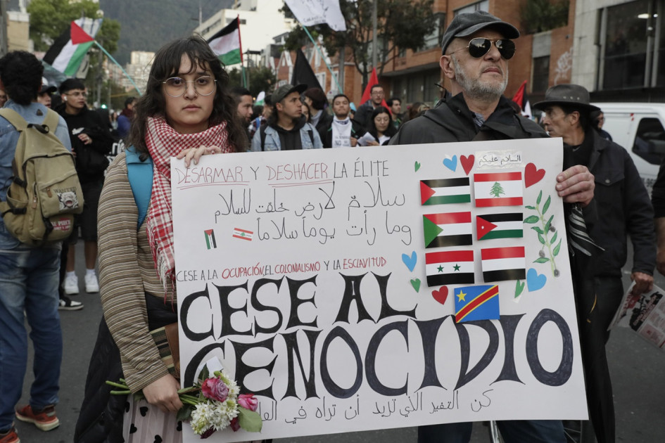 Foto | EFE | LA PATRIA  Manifestantes participaron durante una jornada de protesta en contra de la violencia y en apoyo a Palestina en Bogotá. 
