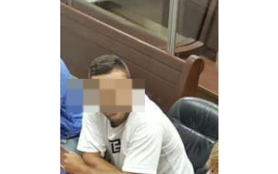 El señalado del robo durante la audiencia. 