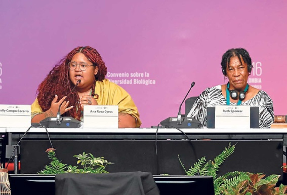 Ana Rosa Cyrus, directora ejecutiva de la Asociación Juvenil Engajamundo, habla junto a Ruth Spencer, presidenta del Marine Ecosystem Protected Areas Trust de Antigua y Barbuda, durante la COP16 en Cali.