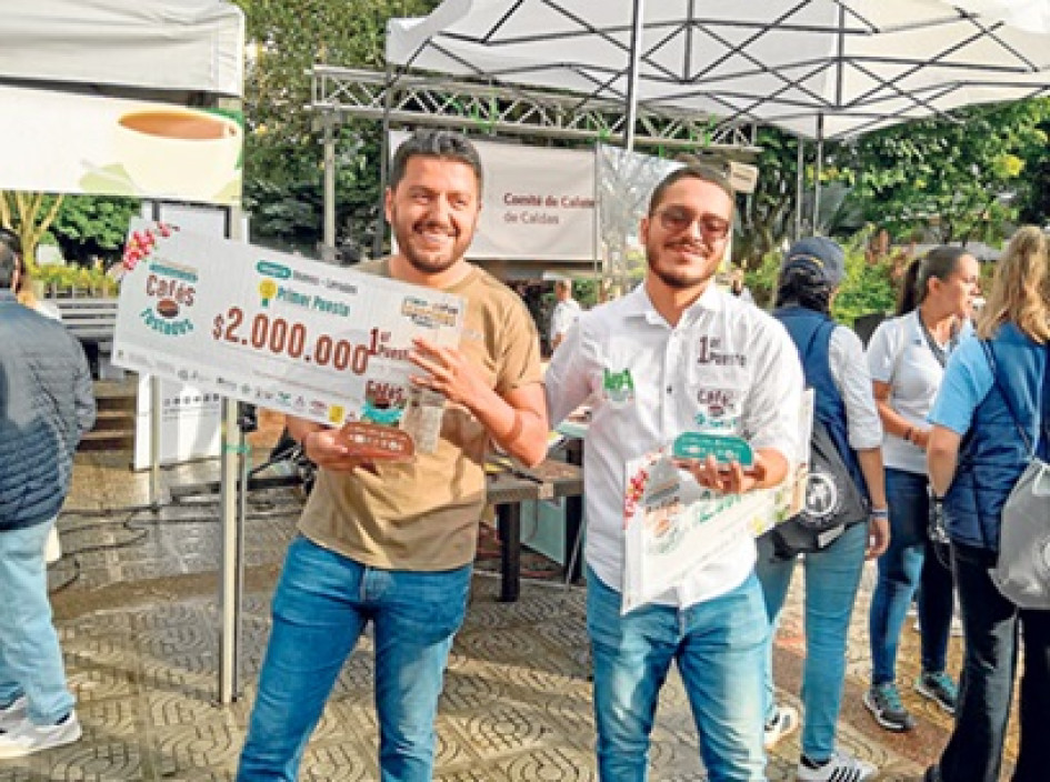 Los ganadores de las modalidades suave-lavado y exótico, respectivamente (de izquierda a derecha) Alejandro Álvarez Berrio y Carlos Enrique Hoyos Pérez.