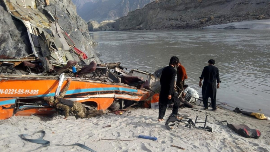 Un bus con 28 personas cayó al río Indo luego de transitar a altas velocidades.