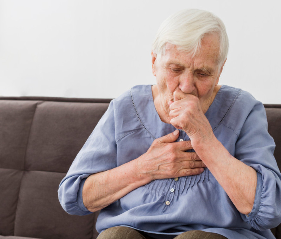 Los adultos mayores, por el propio debilitamiento del sistema respiratorio, están en más riesgo de padecer neumonía.