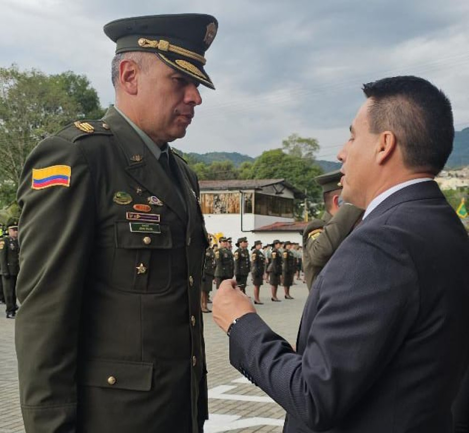 Coronel John Carlos Rojas Rincón, comandante de la Policía Metropolitana, con el alcalde.