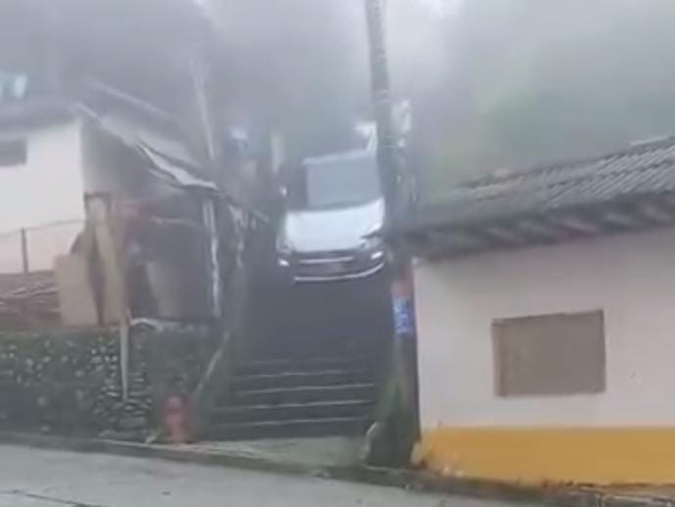 Así quedó el carro en las escaleras. 