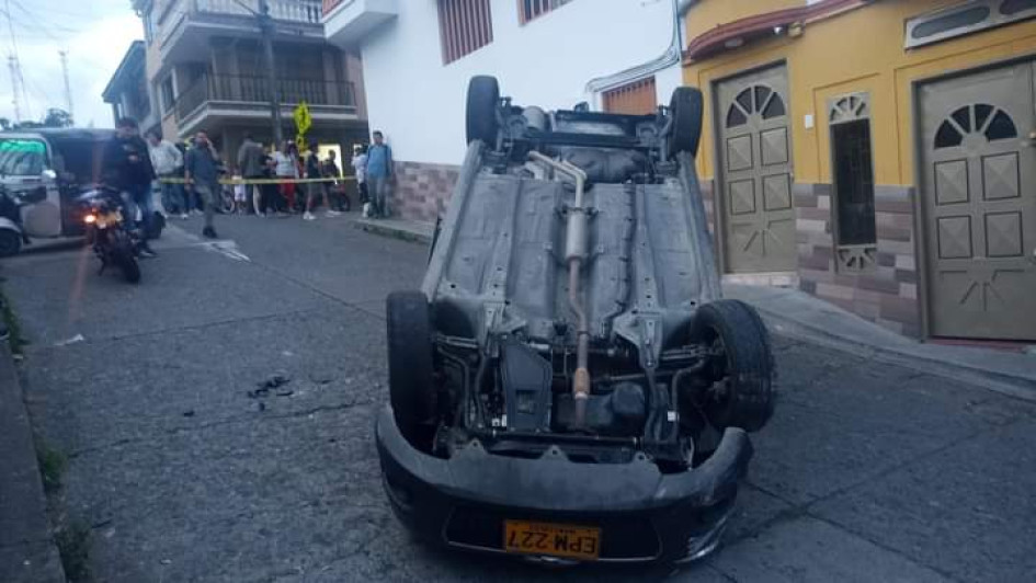 Un Chevrolet Spark terminó volcado luego de chocar contra un muro cerca del hospital de Neira (Caldas).