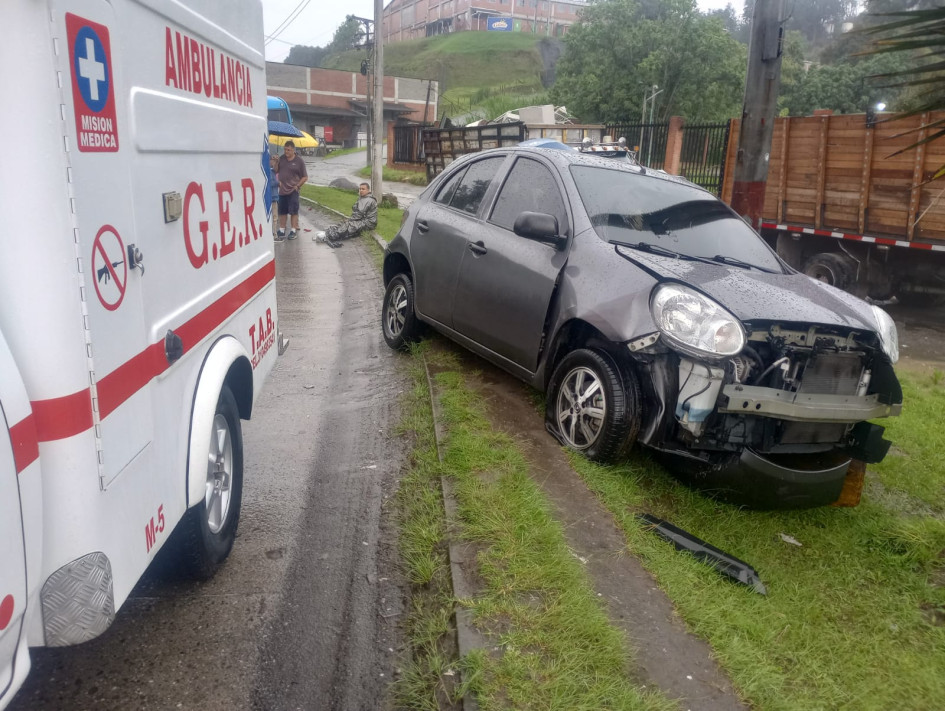 Así quedó el carro involucrado en el choque. 