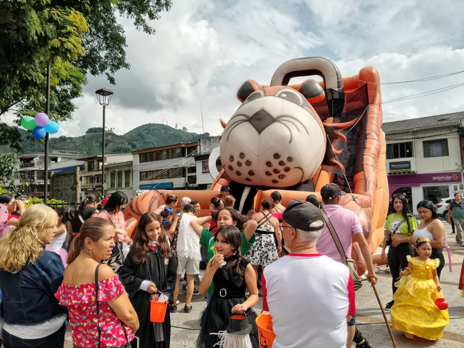 Vivieron y sintieron la calle este 31 de octubre del Día de los Niños en Chinchiná. La Casa de la Cultura local completó 13 años realizando este tipo de actividades de entretenimiento y diversión para el bienestar de niños y adultos.