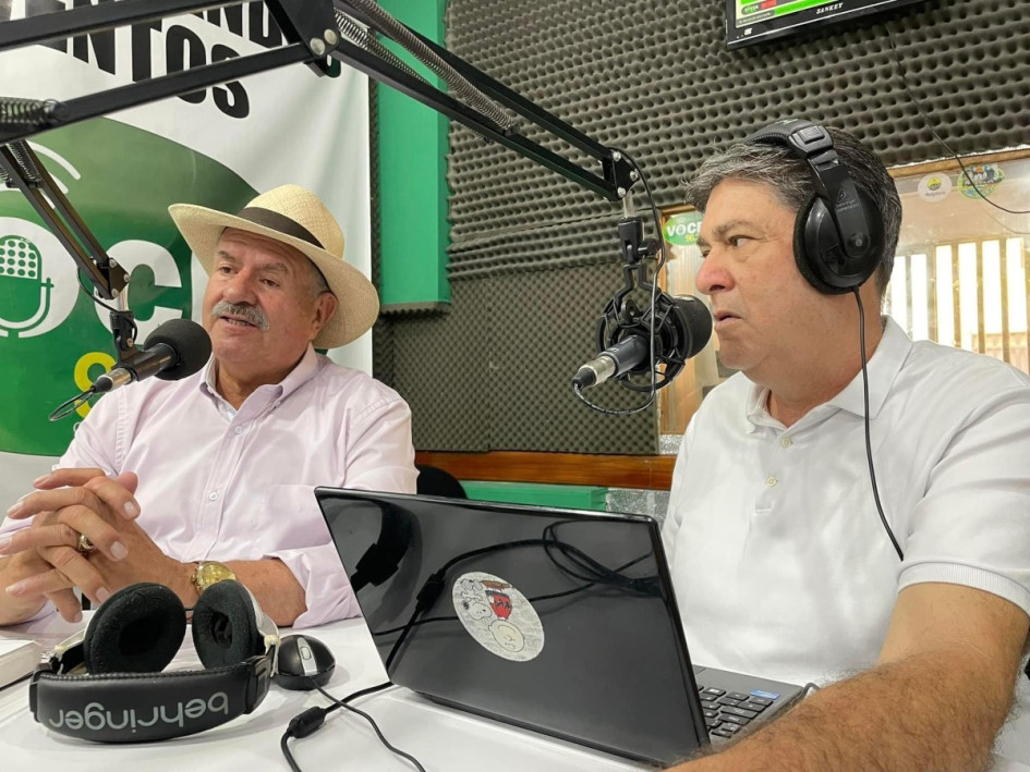 Pese a su apretada agenda, el alcalde de Manzanares, Carlos Enrique Botero, brindó una entrevista de dos horas a la emisora local Voces FM.