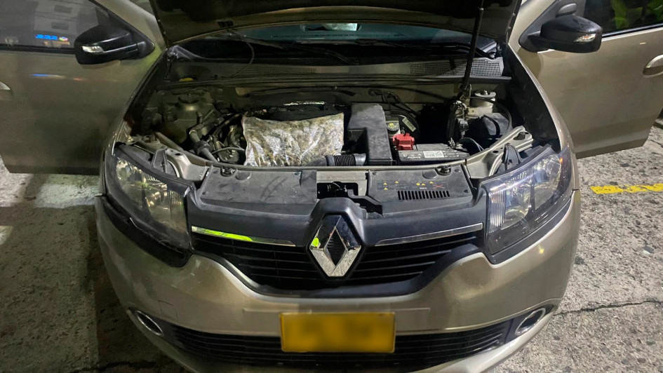 Los detenidos llevaban marihuana encaletada en el motor de su vehículo.