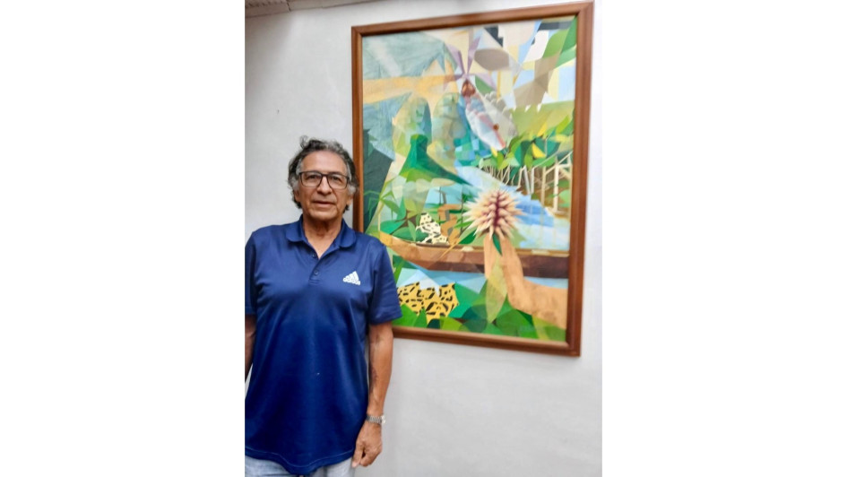 El artista Darío Otálvaro con la obra Flor de Inírida.