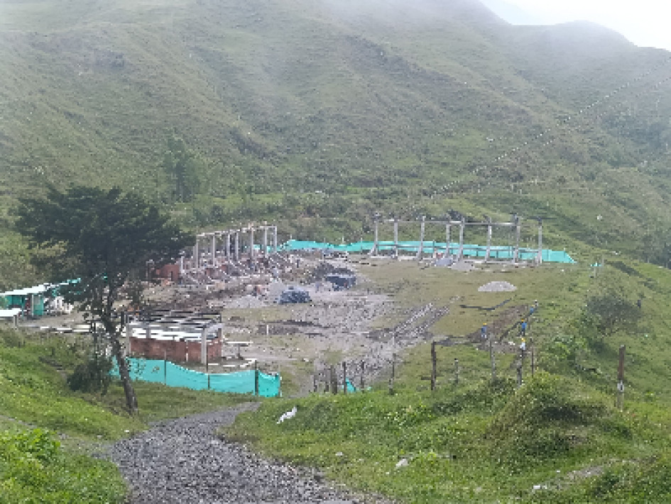 La cancha que se construía en Florencia estaba abandonada. Parece que tendrá nuevo aire.