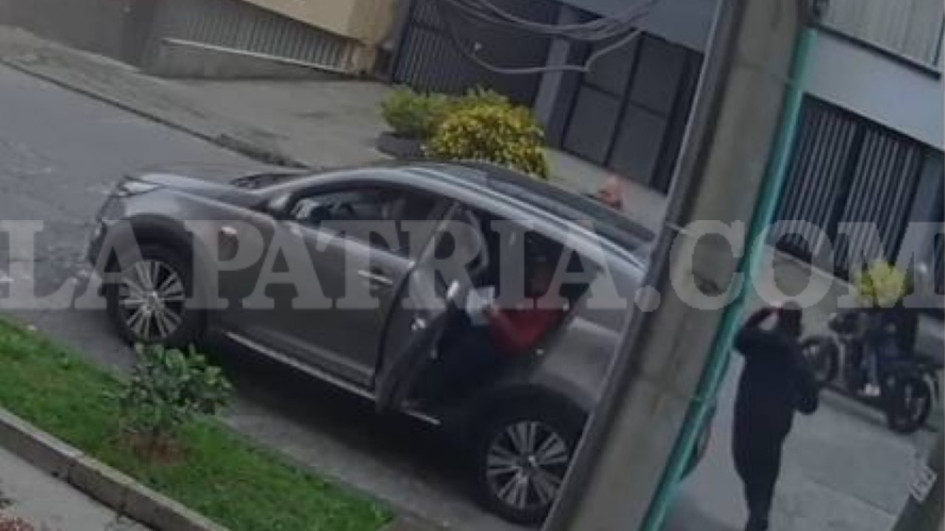 Cámaras de seguridad registraron el momento del robo, en el barrio Laureles de Manizales.