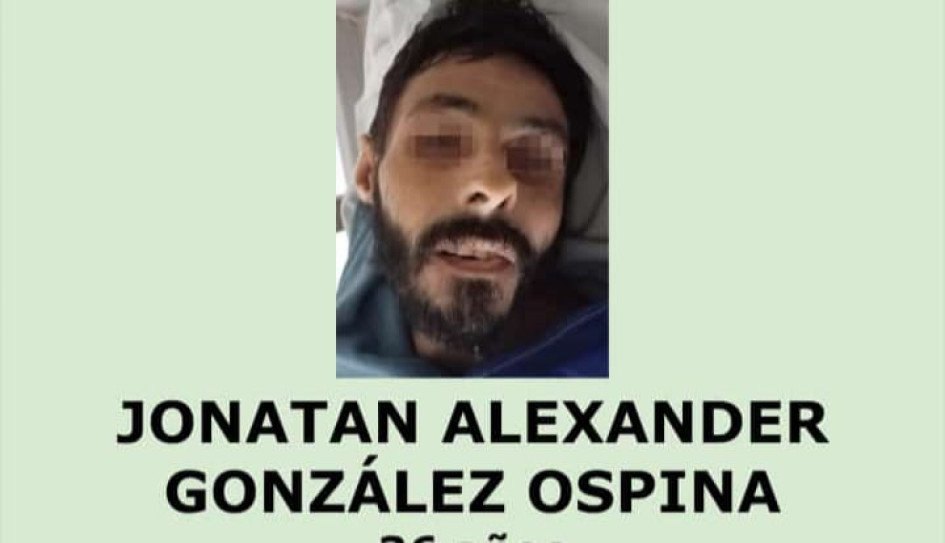 Una de las personas que espera por familia