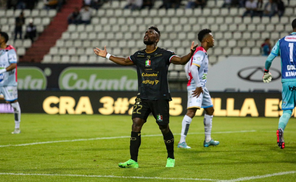 Juan David Cuesta, del Once Caldas, se lamenta en el estadio Palogrande este viernes en el partido ante Fortaleza.